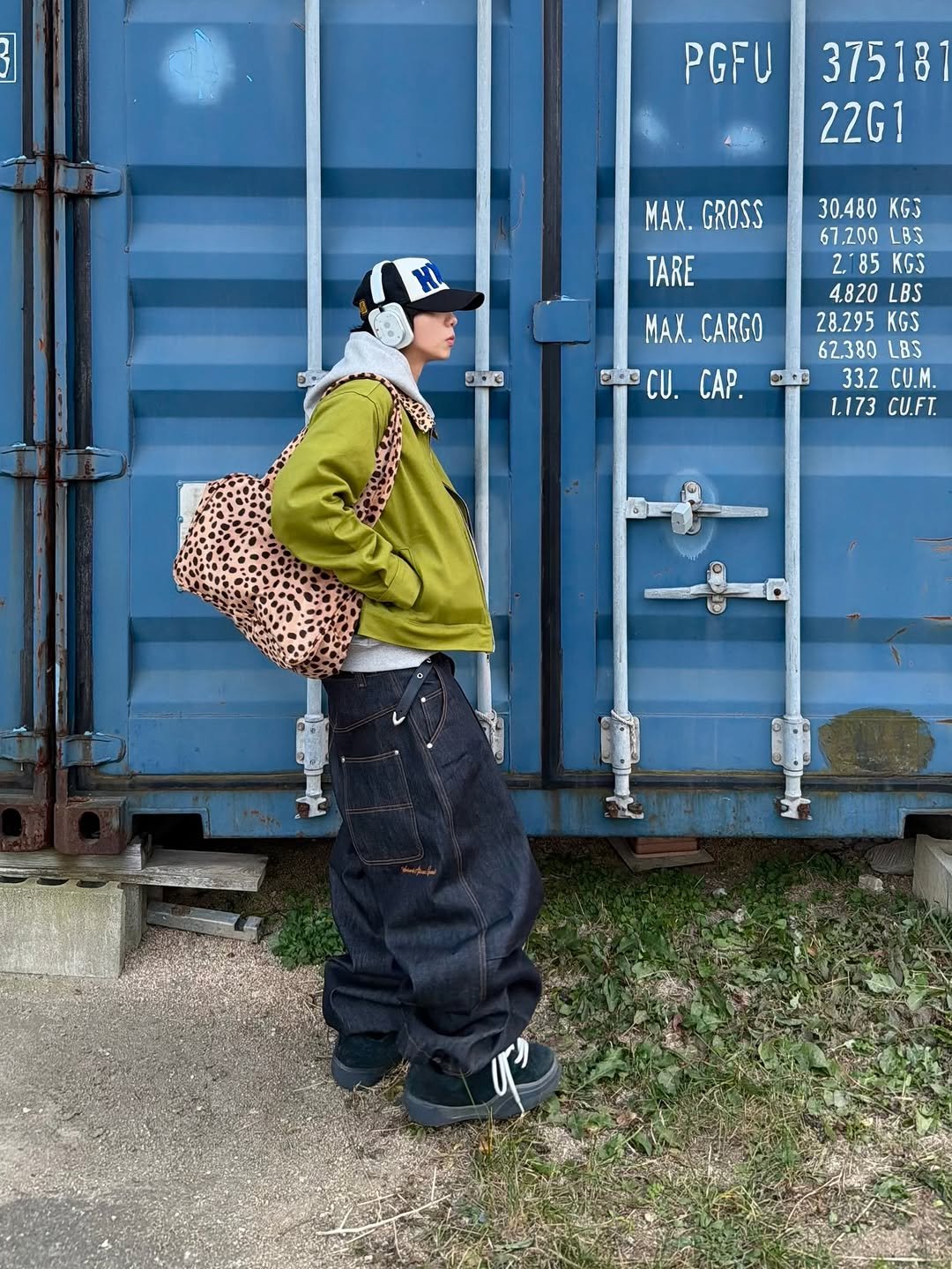 Photo shared by 소코년 sokonyun on November 22, 2025 tagging @erl, @honeyscoophouse, @wasuniverse, and @nn.notnew. May be an image of text that says 'PGFU 37518 22G1 MAX. GROSS ១.ញ Fe 30.480 KGS 67.200 LBS 2.18 85 KGS 4.820 LBS 28.295 KGS 62.380 LBS ၁..၉ 33.2 33.2CU.M CU.M. 1.173 CU.FT. TARE MAX. MAX.CARGO CARGO 3-- CU. CAP.'.