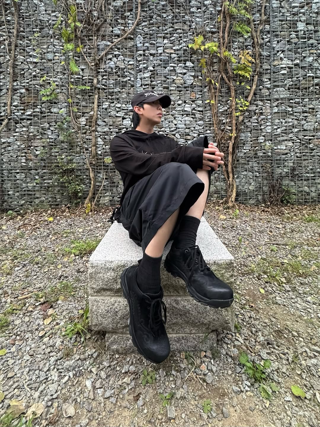 Photo shared by 소코년 sokonyun on October 10, 2025 tagging @yase_shoes, and @hongthuglife. May be an image of overcoat, boots, parka, outdoors and text.