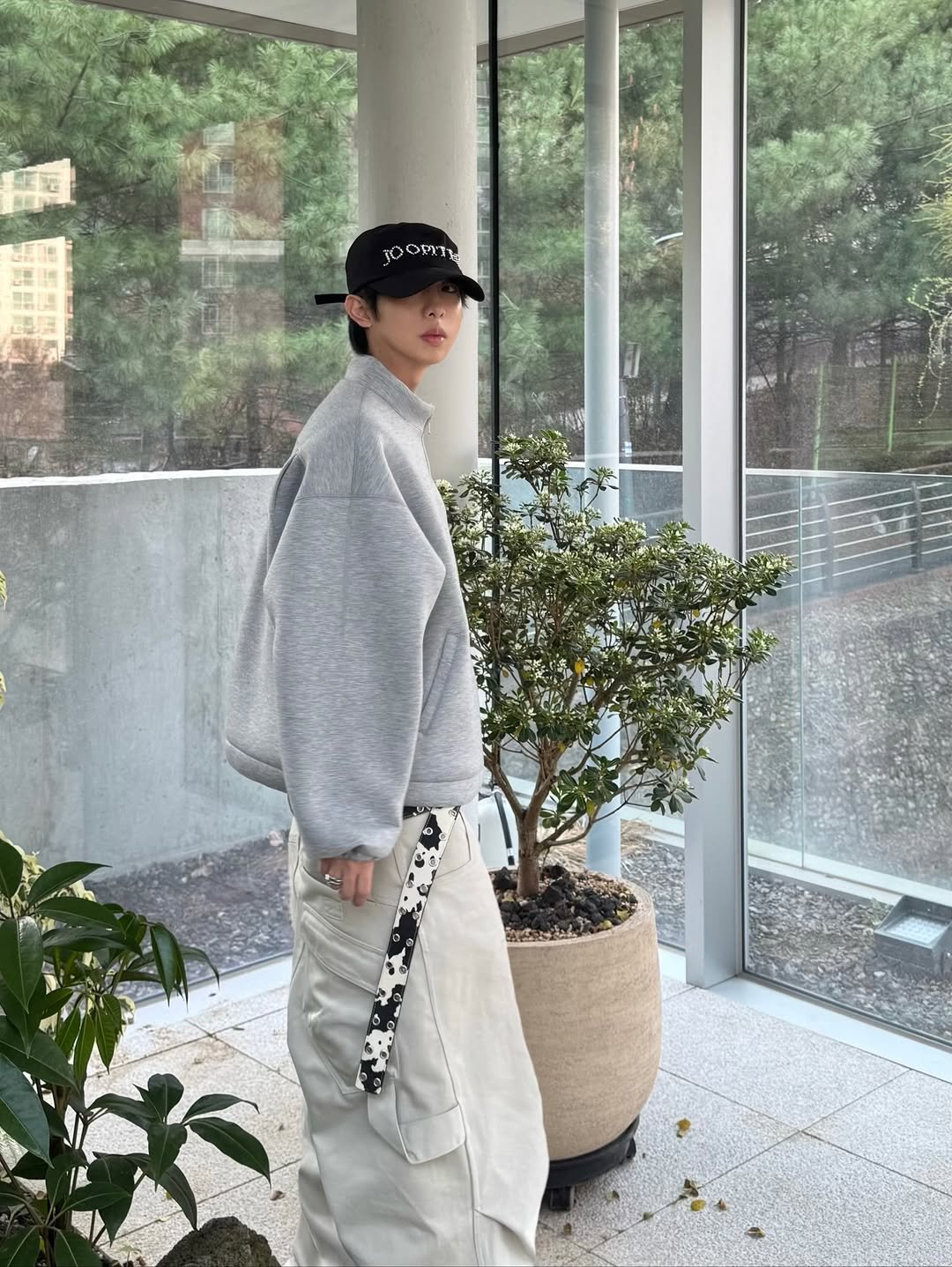 Photo shared by 소코년 sokonyun on November 24, 2025 tagging @kamien.kr. May be an image of duffle coat.