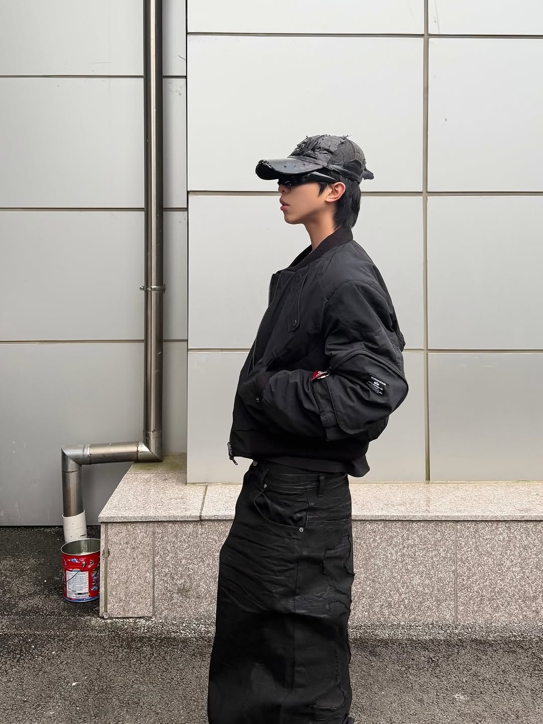 Photo shared by 소코년 sokonyun on November 25, 2025 tagging @alphaindustries_korea, and @sur8ery. May be an image of duffle coat.