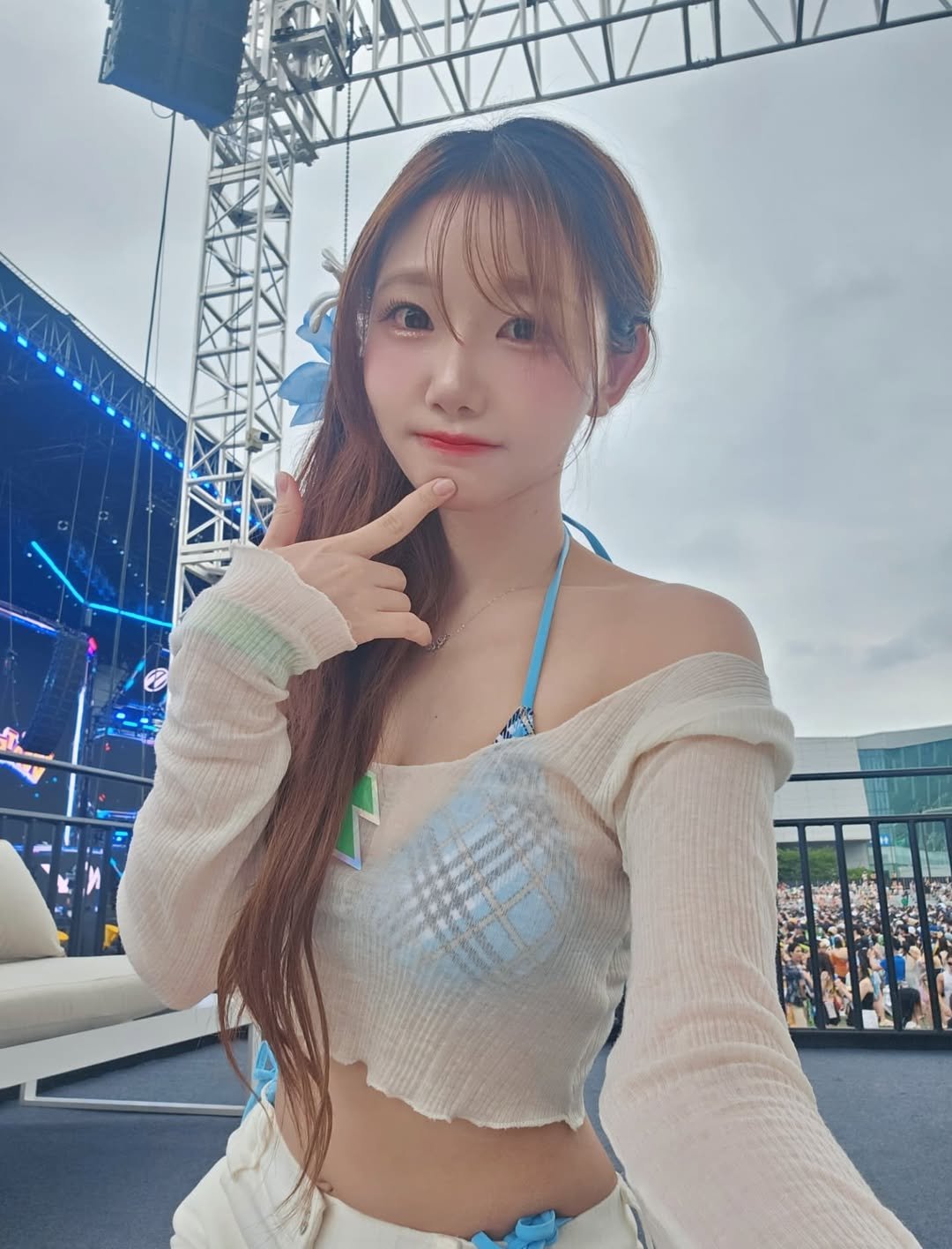 Photo by 수련 on July 07, 2025. May be an image of 1 person, hair, top and text.
