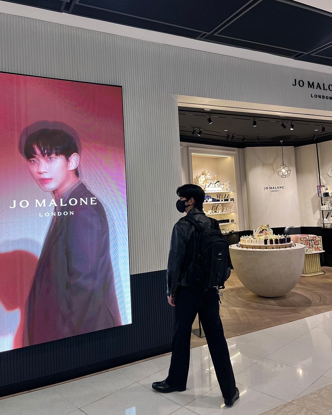 Photo shared by 김수현 Kim Soo Hyun 金秀賢 on December 16, 2024 tagging @jomalonelondon, and @eider.official.