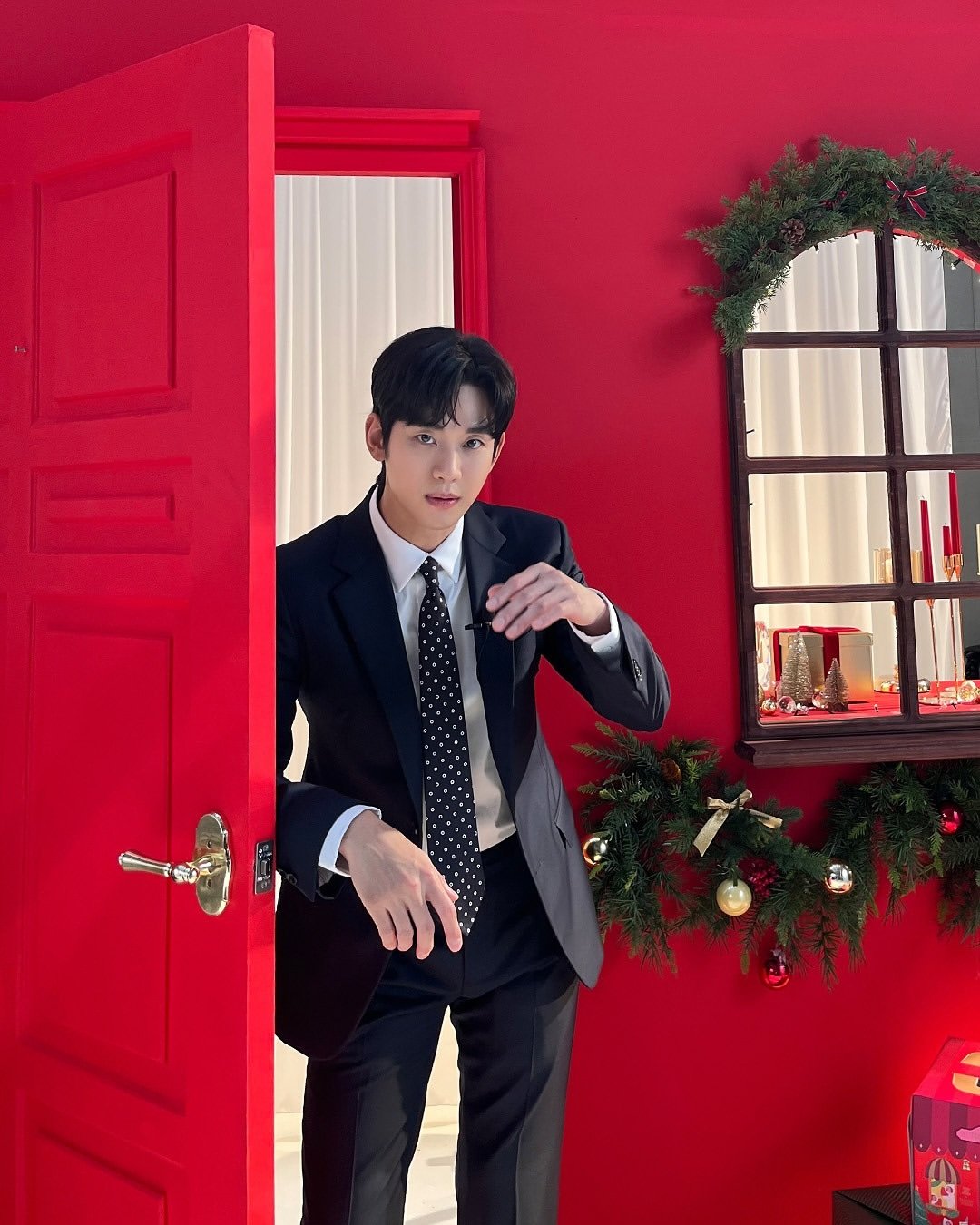 Photo shared by 김수현 Kim Soo Hyun 金秀賢 on December 24, 2024 tagging @touslesjours_kr.