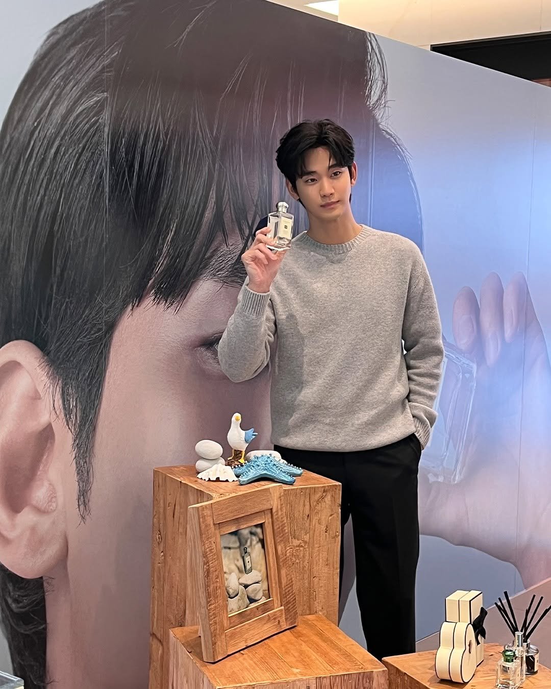 Photo shared by 김수현 Kim Soo Hyun 金秀賢 on February 03, 2025 tagging @jomalonelondon.