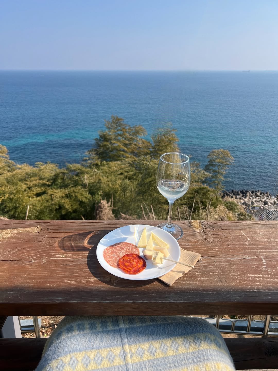 Photo by sookoh 수코 on January 14, 2026. May be an image of salami, deck chair and coast.