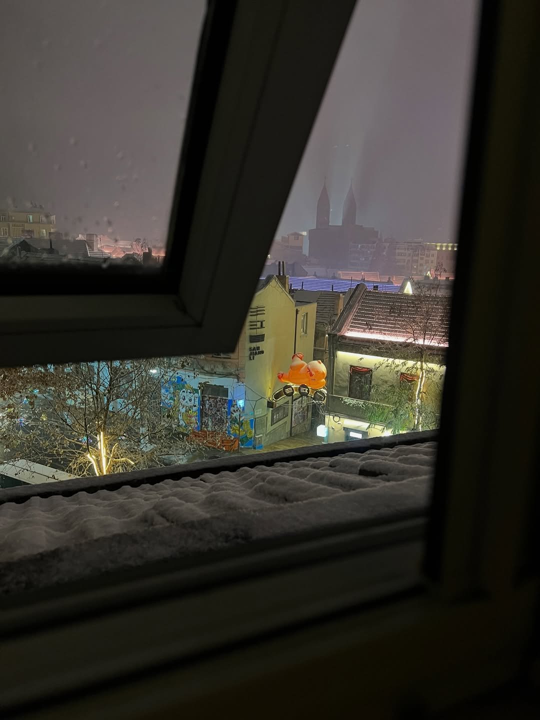 Photo by sookoh 수코 on January 04, 2026. May be an image of night and window.