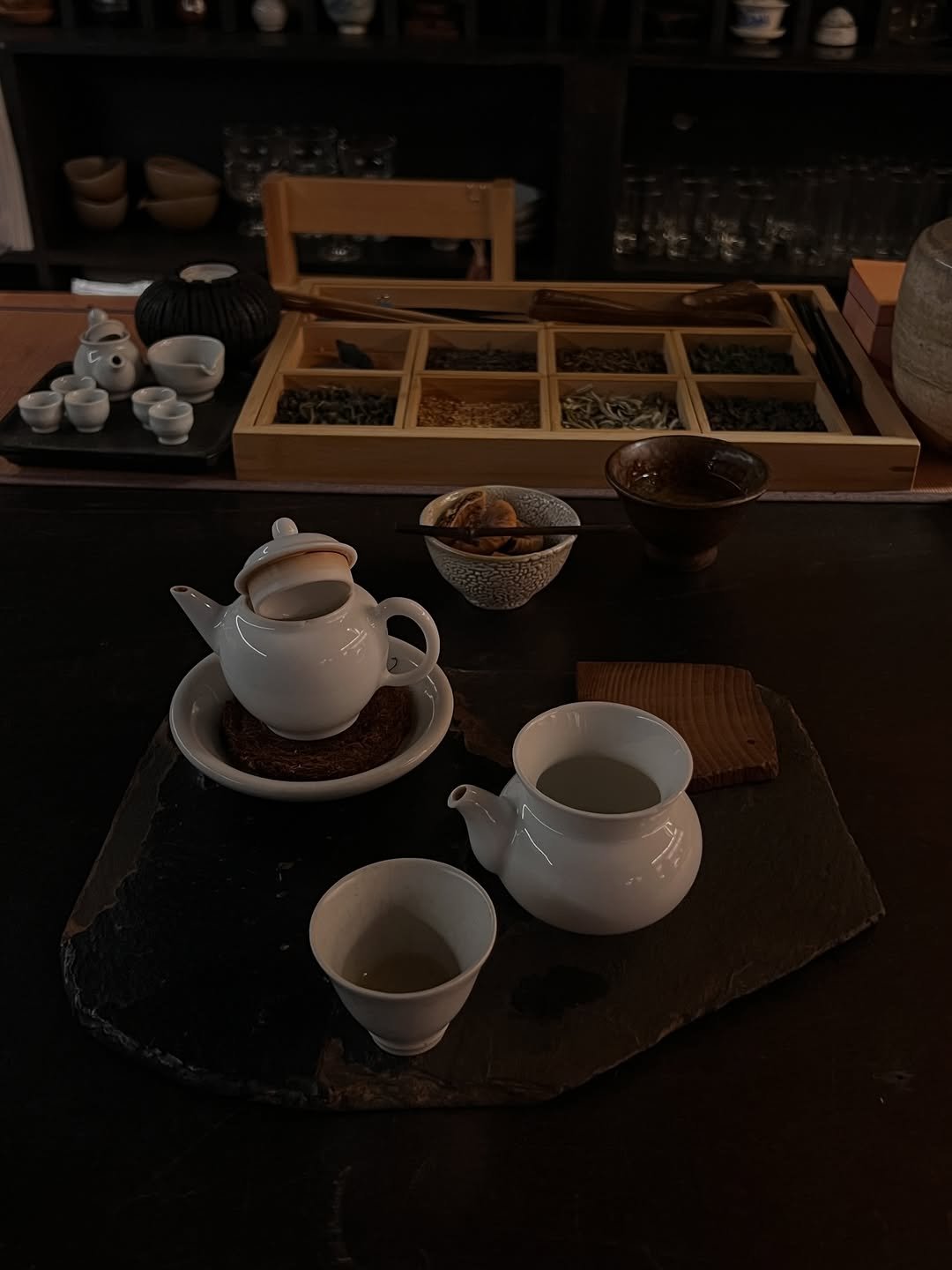 Photo by sookoh 수코 on January 22, 2026. May be an image of tea maker, teapot, teacup, tea, chinaware, saucer and text.