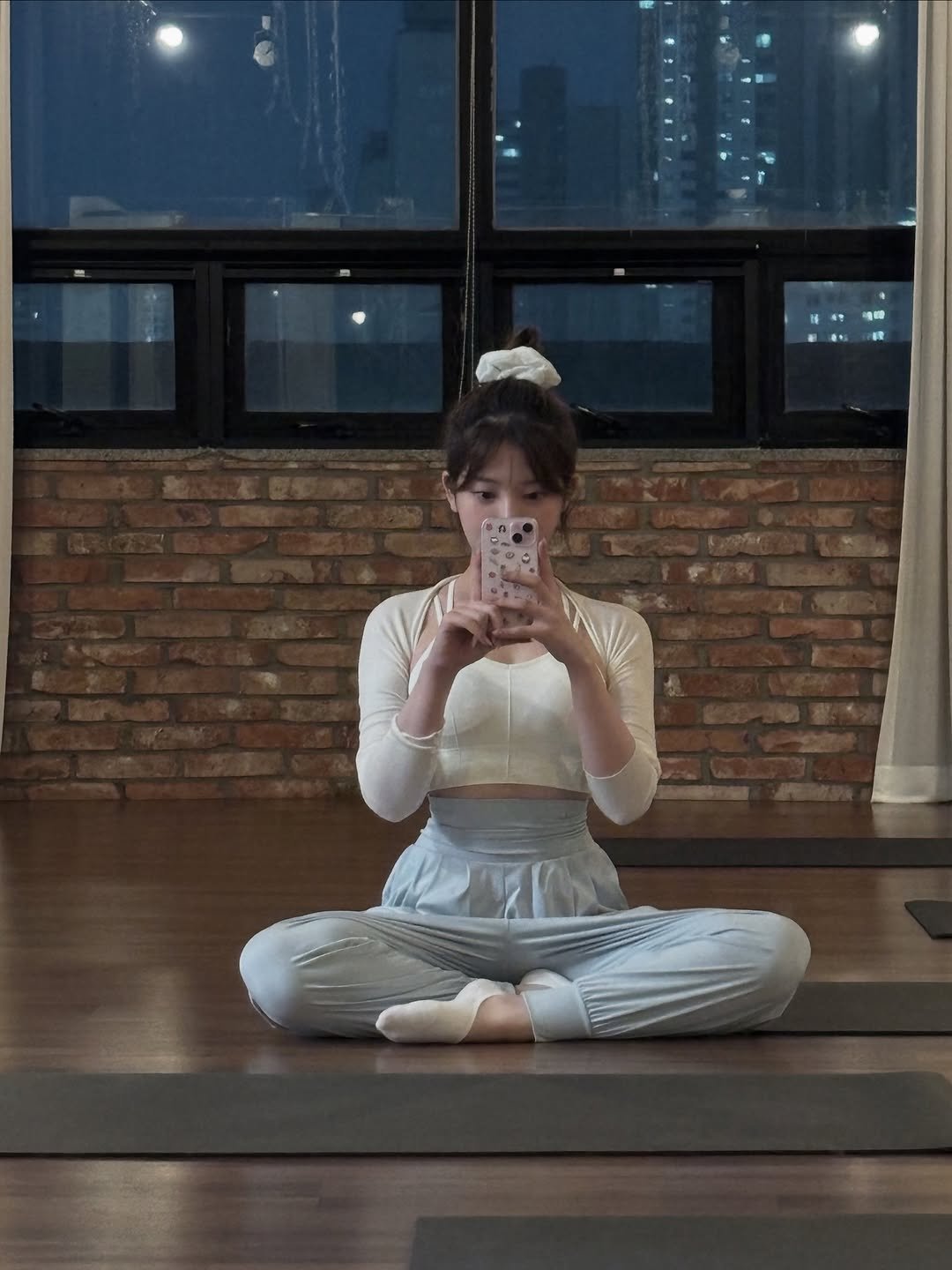 Photo by 조수민 Jo Soo Min on October 06, 2025. May be an image of 2 people, people practicing yoga, activewear, mat, sweatpants and text.