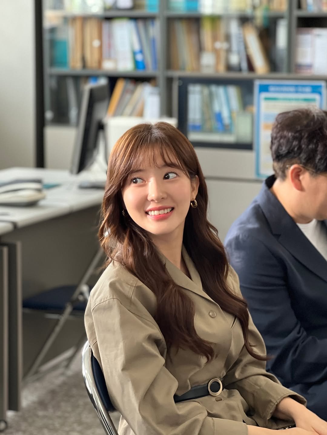 Photo by 조수민 Jo Soo Min on November 19, 2025. May be an image of one or more people, suit, blazer, newsroom, office and text.