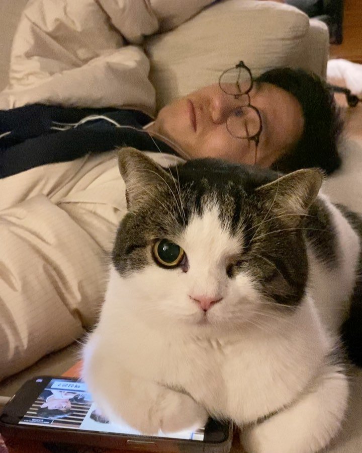 soongu_salgu 게시물 이미지: 하루에도 몇 번씩 눈을 맞추고 사랑한다 말하게되는 존재들과 살고있다. 
#고마운살구...