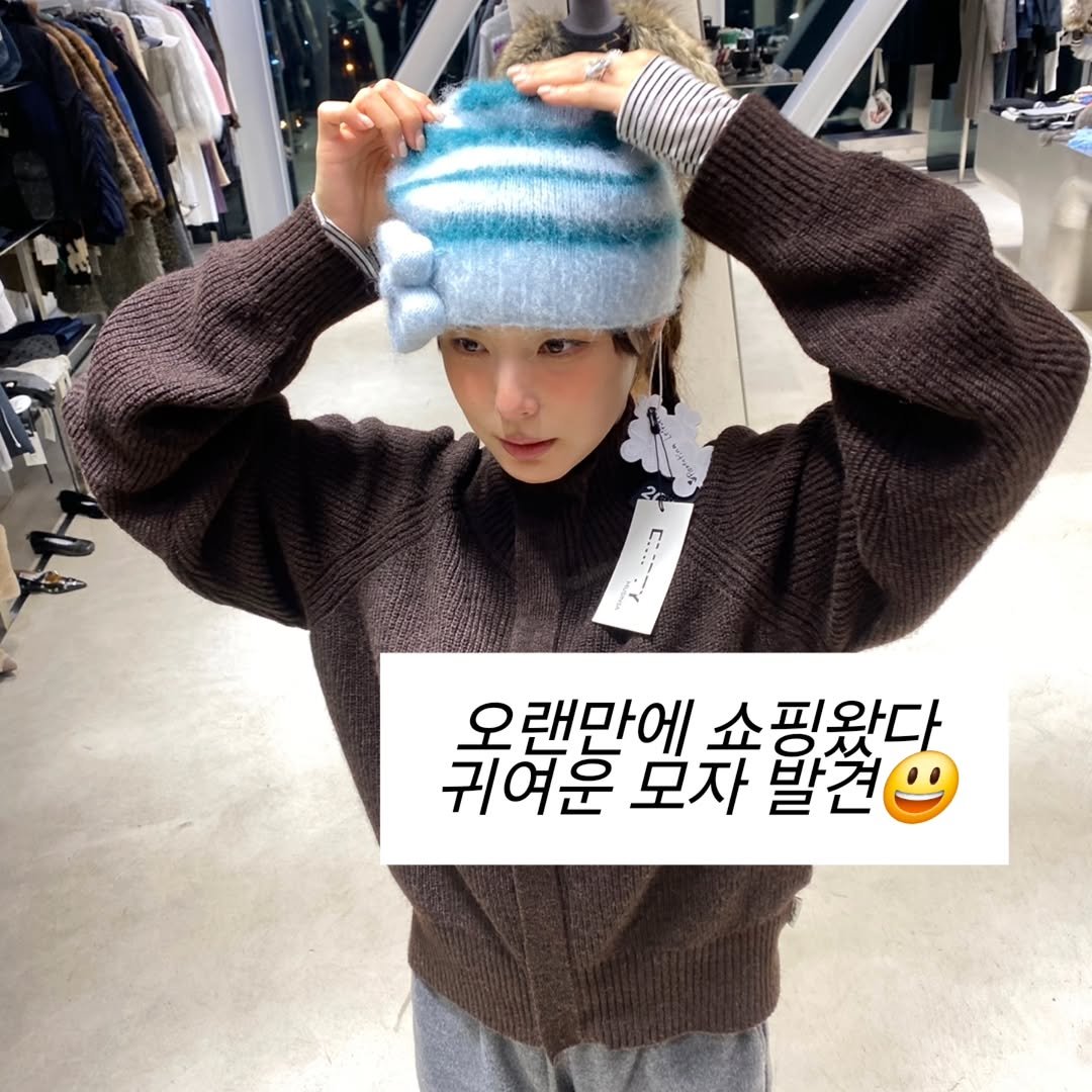 Photo shared by 수쪽이네 on November 20, 2025 tagging @soopoleon. May be an image of hat, duffle coat, goosedown coat, beret, top and text that says '오랜만에 오랜만에쇼핑왔다 쇼핑완다 귀여운 모자 귀여운모자발견면 발견'.
