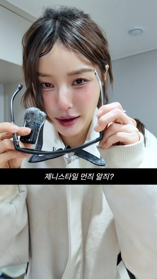soopoleon 게시물 이미지: 댓글에 '핫걸' 남겨주면 정보 보내주껭😬💌
나 이 선글 얼굴에 붙이고시퍼...