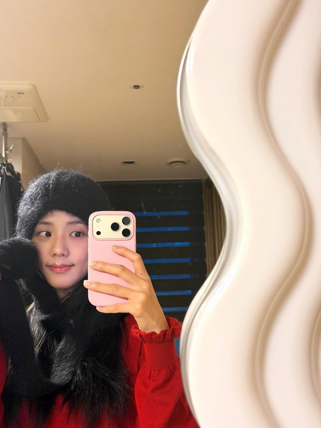 Photo by JISOO🪐 on December 31, 2025. May be a selfie of phone, duffle coat, hat, mirror, turtleneck, beret, parka and text.