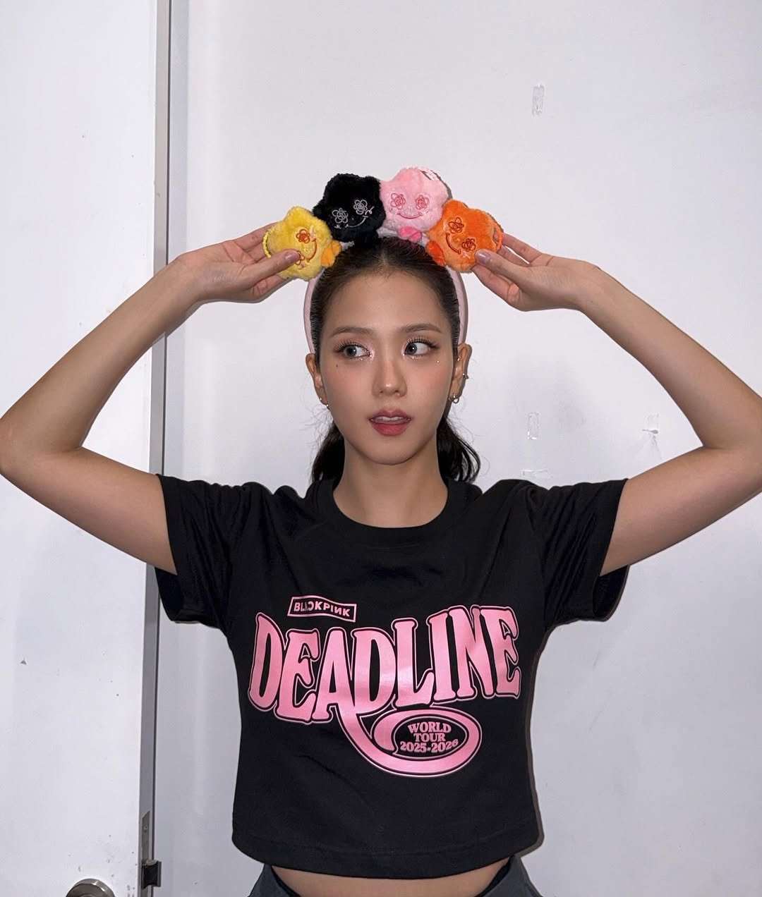 Photo shared by JISOO🪐 on November 04, 2025 tagging @shumontopia. May be an image of top and text that says 'DEADLINE BL 3KPΙИK WORLD TOUR TOUR 2025 2020 De'.