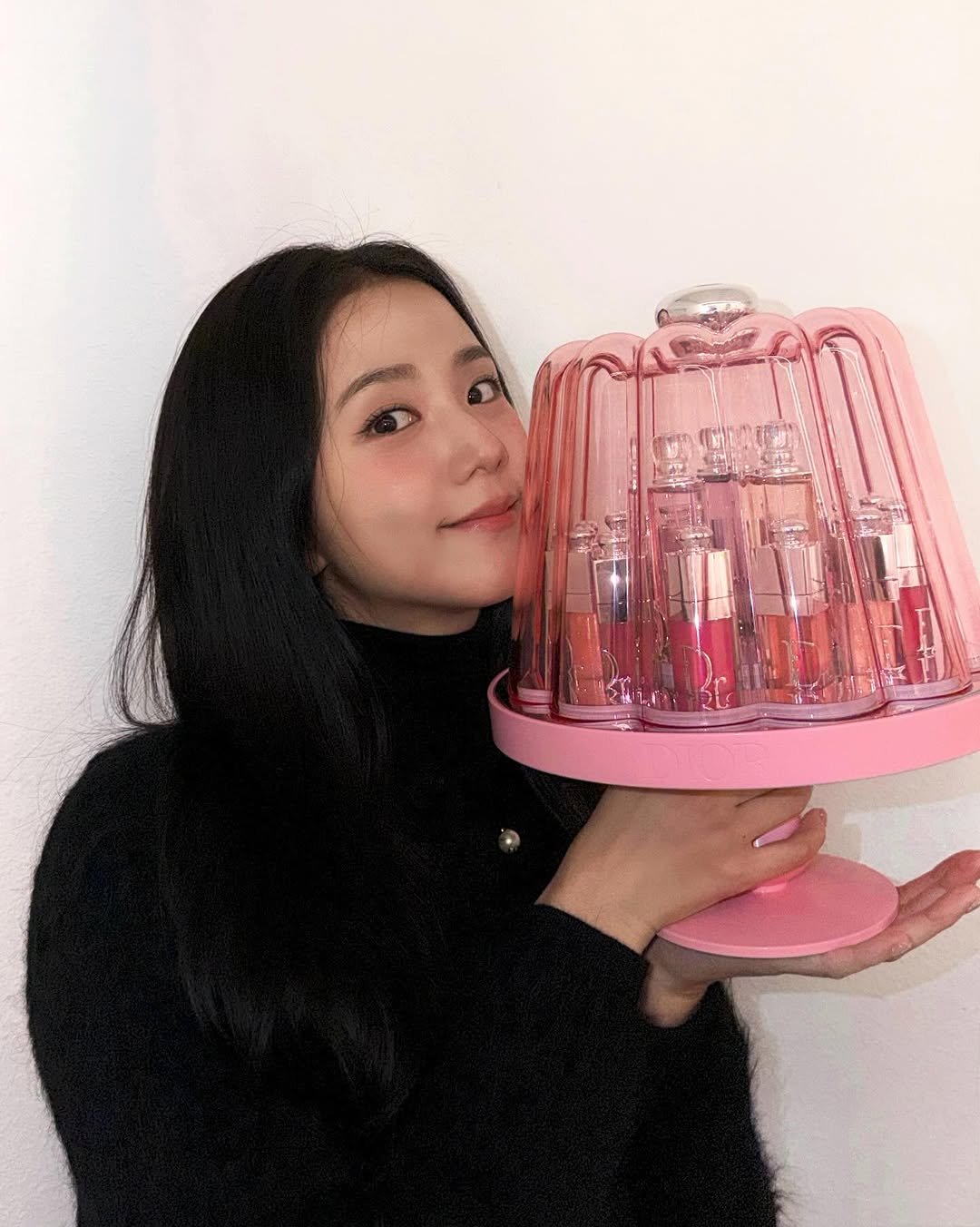 Photo shared by JISOO🪐 on December 26, 2025 tagging @diorbeauty. May be an image of one or more people, makeup, perfume and text.