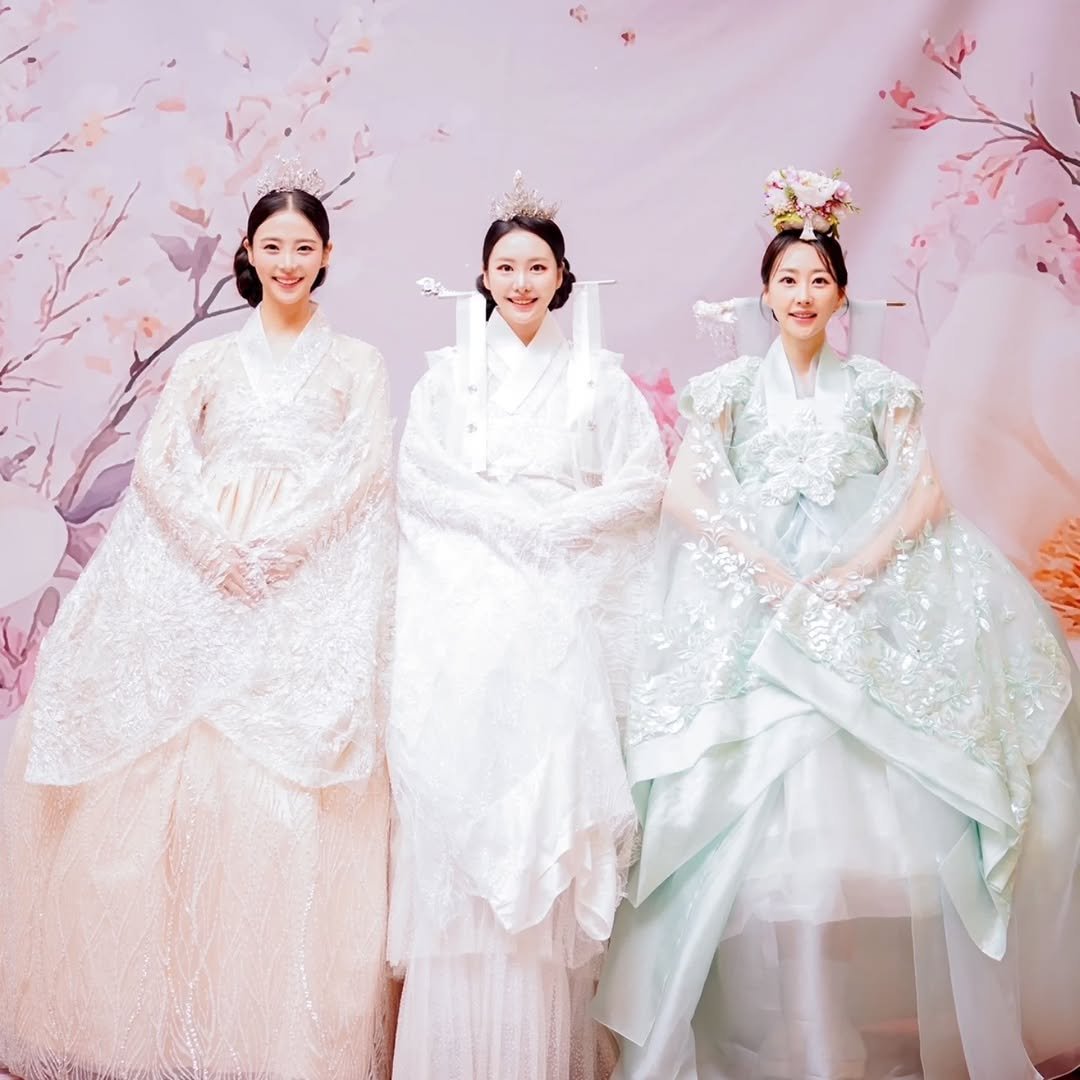 Photo shared by 이소라 on February 17, 2026 tagging @arc_en_ciel.__, and @mzzi_ju. May be an image of one or more people, dress and baby's-breath.