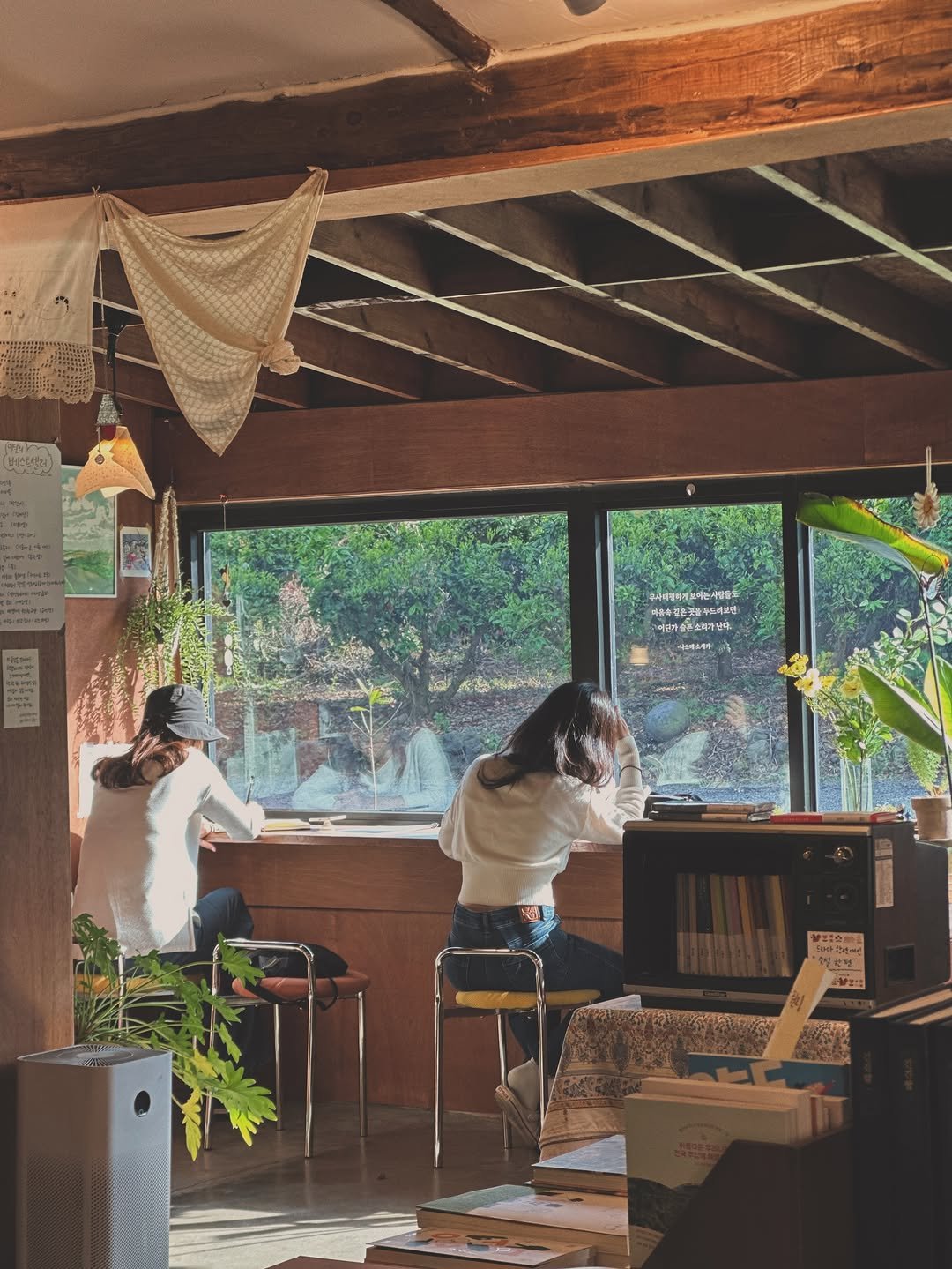 sorisomoonbooks 게시물 이미지: 뭐랄까, 요즘의 소리소문은 극치에 도달한 모습이다. 손님들이 문을 열고 들어서는...