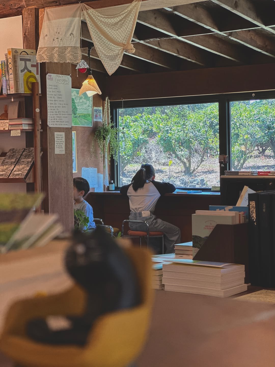 sorisomoonbooks 게시물 이미지: 책을 읽는 사람의 뒷모습에는 이상한 평온이 있다. 세상 쪽으로 향해 있던 마음을...