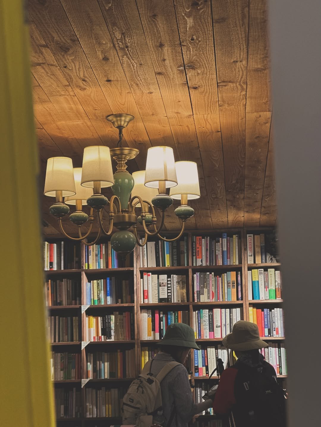 sorisomoonbooks 게시물 이미지: 책장을 오래 바라보고 있으면 사물이 아니라 사람의 내면처럼 느껴진다. 어쩌면 서가란...