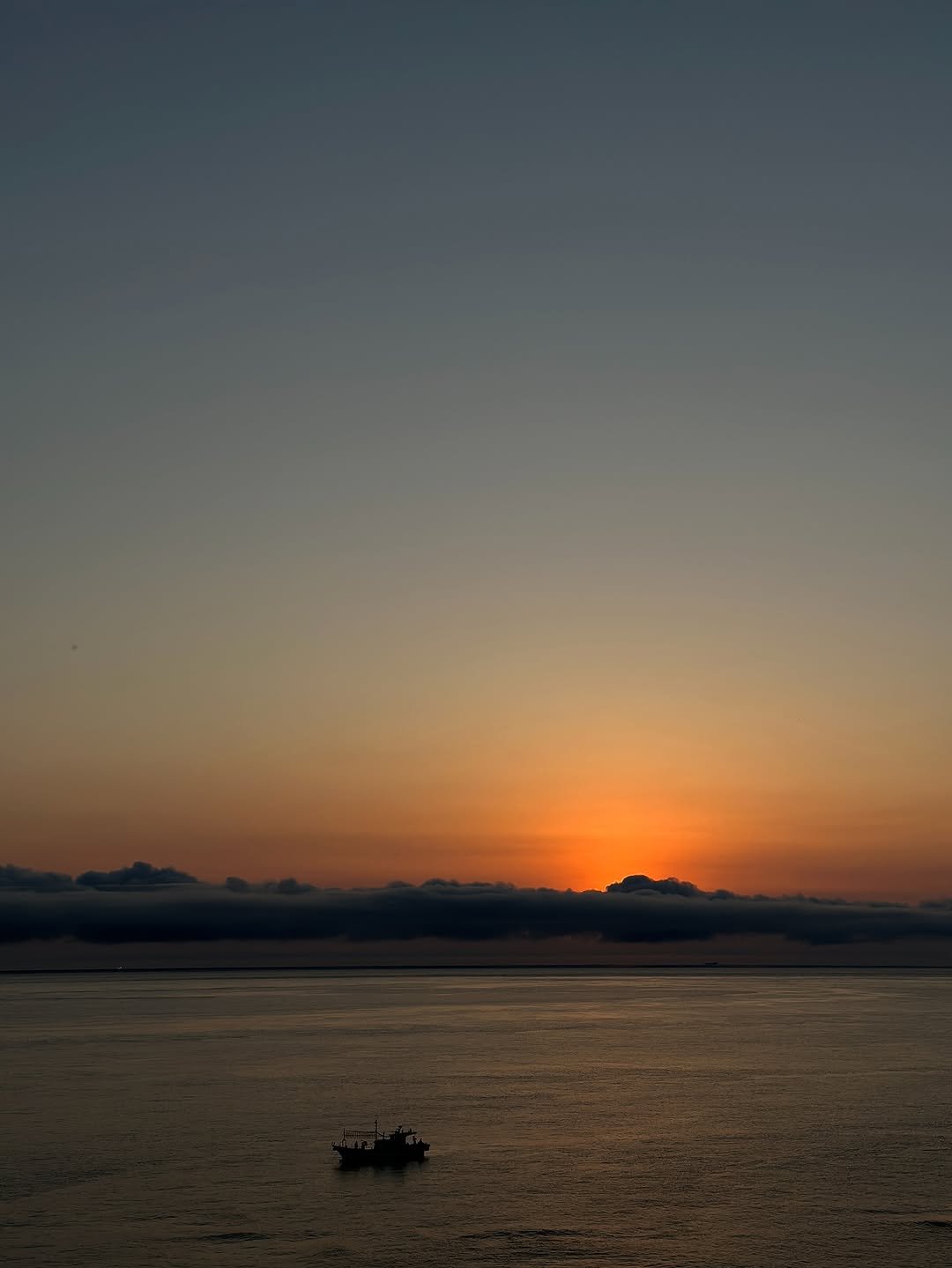 Photo by 책방 소리소문 on August 29, 2025. May be an image of ship, twilight and text.