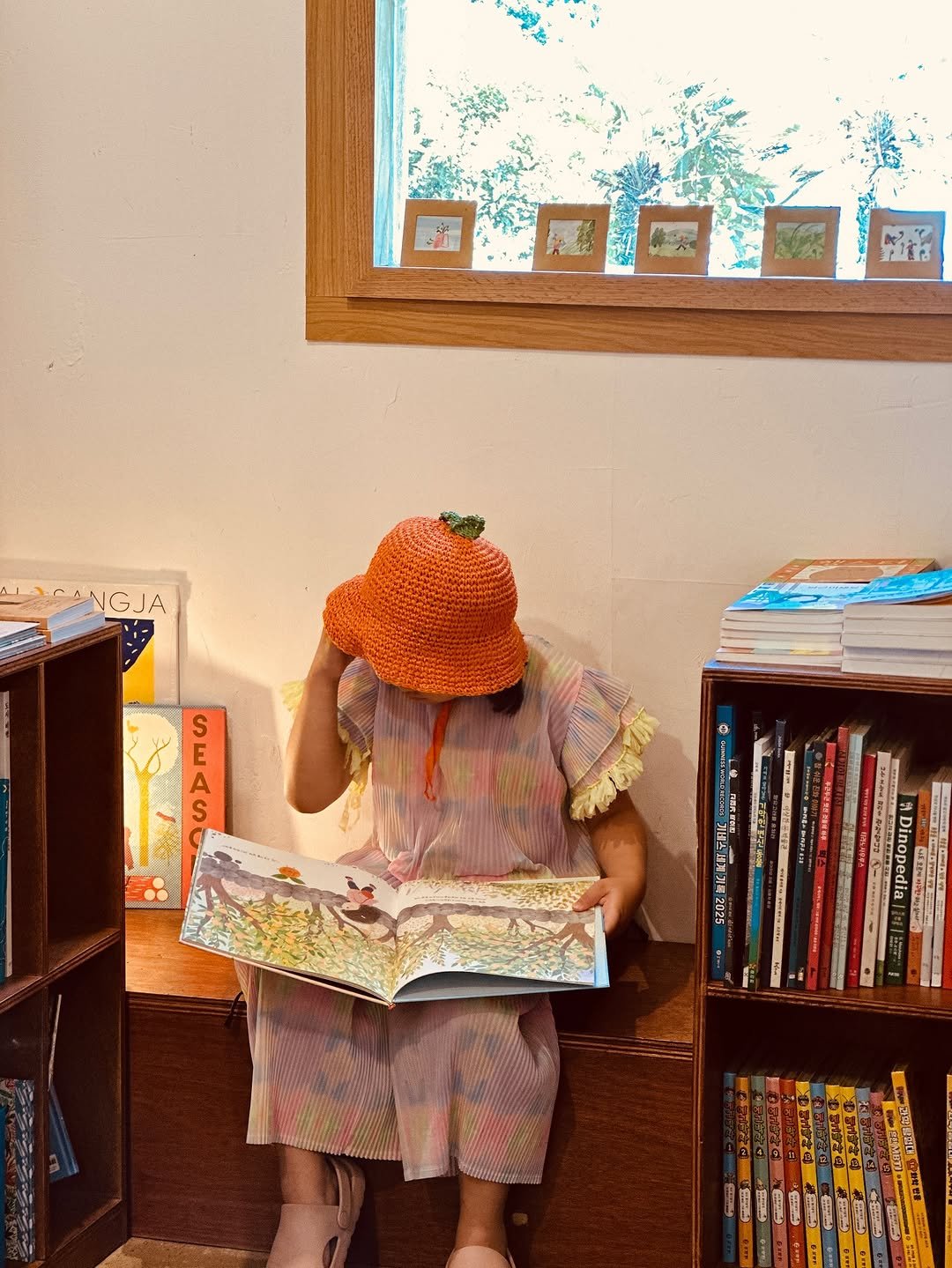 Photo by 책방 소리소문 in 책방 소리소문. May be an image of 1 person, child, book, newspaper and text.