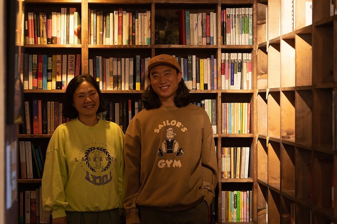 Photo by 책방 소리소문 in 책방 소리소문. May be an image of 2 people, sweater, fleece, sweatshirt, book and text.