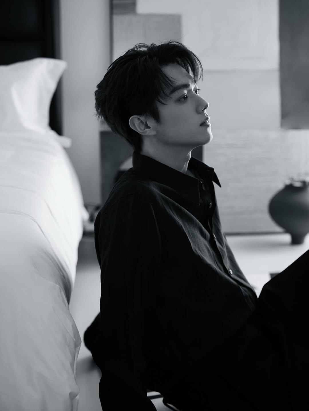 Photo by 许凯 on January 10, 2026. May be a black-and-white image of one or more people, hair, makeup, bolo tie and bedroom.