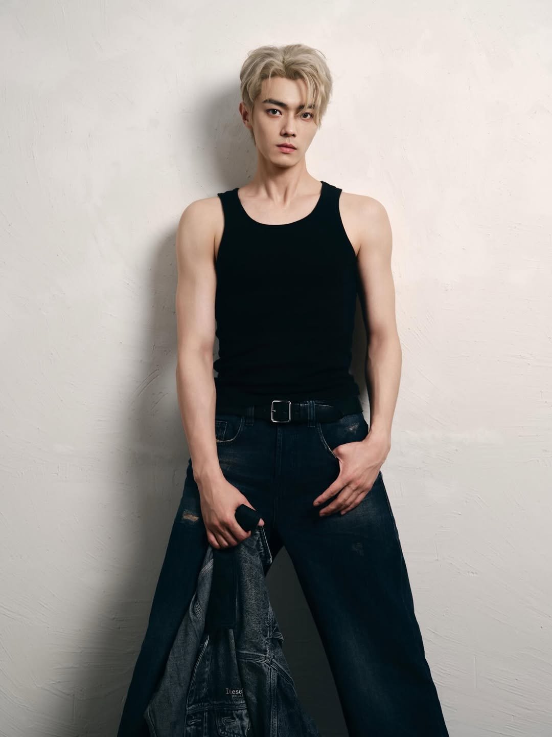 Photo by 许凯 on March 05, 2026. May be an image of one or more people, blonde hair, makeup and text.