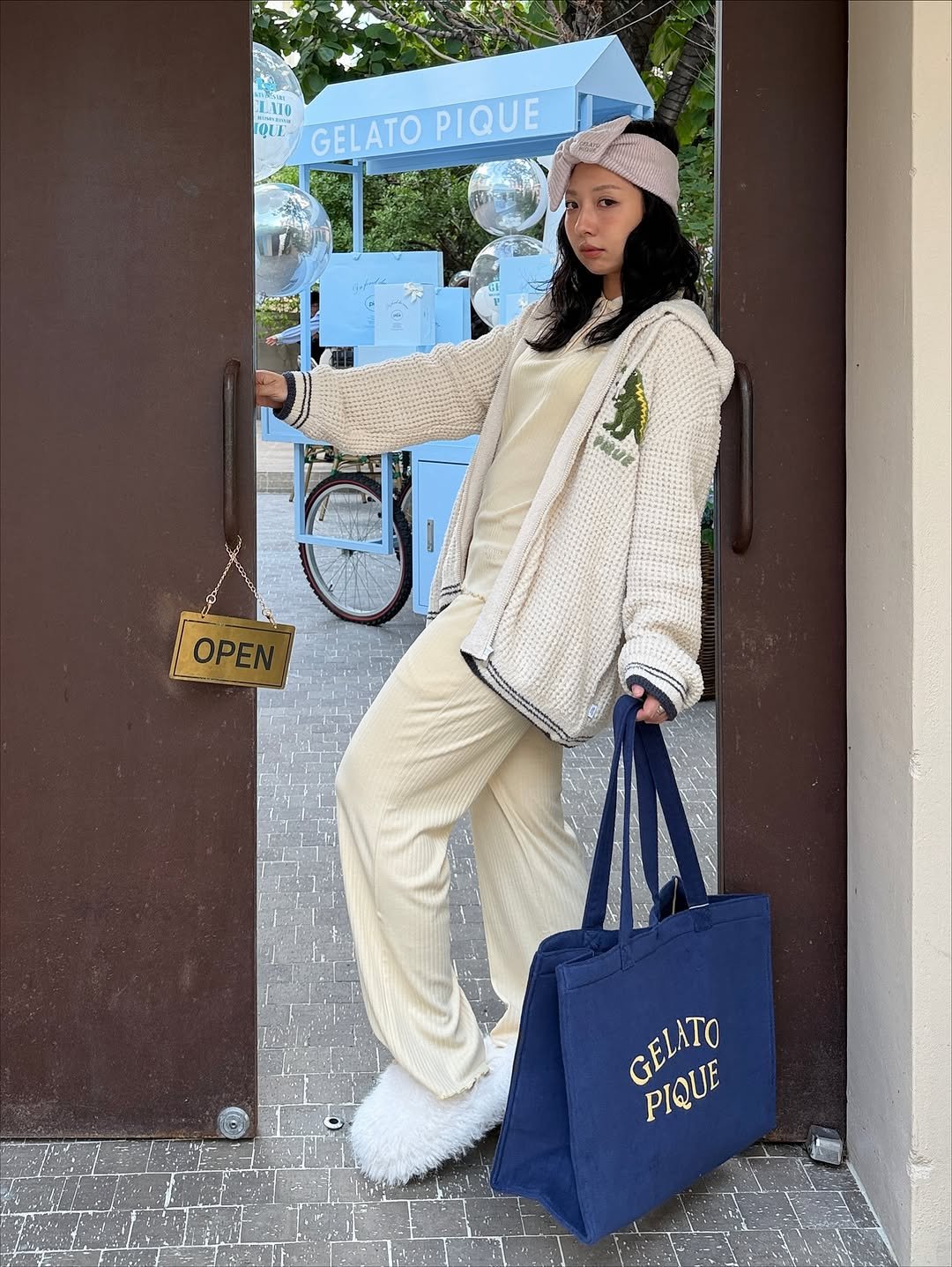 Photo shared by soso🫧 Kim dayoung on October 24, 2025 tagging @gelatopique_korea. May be an image of duffle coat, beret, grocery bag, headscarf, cornflower and text that says '型 LATO TQLE GELATO ELATOPIQUE PIQUE の OPE GELATO PIQUE'.