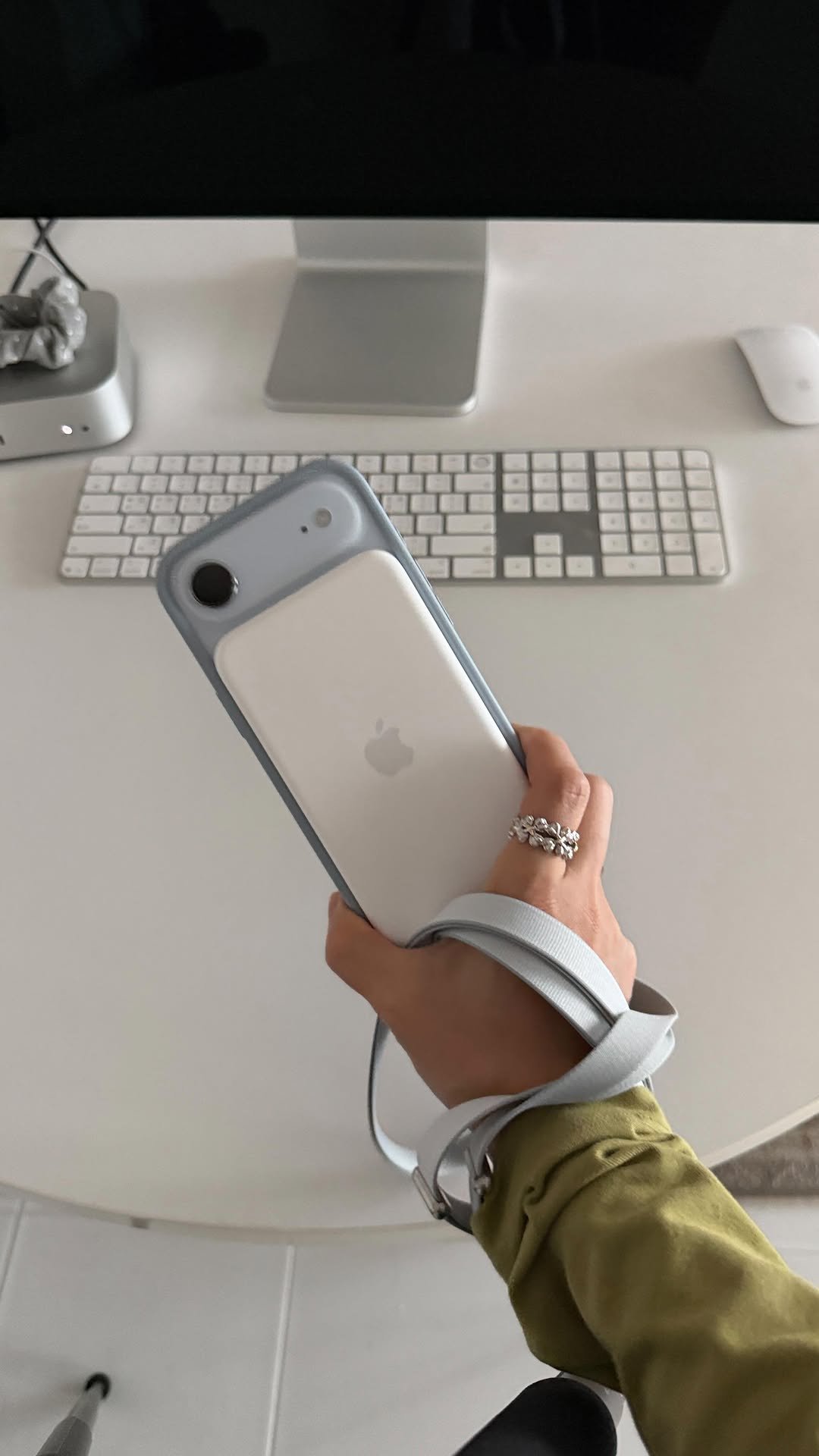 sosotmi 게시물 이미지: iPhone Air unboxing
에어와 범퍼 스트랩 보조배터리까지
젤 예쁜 조합...