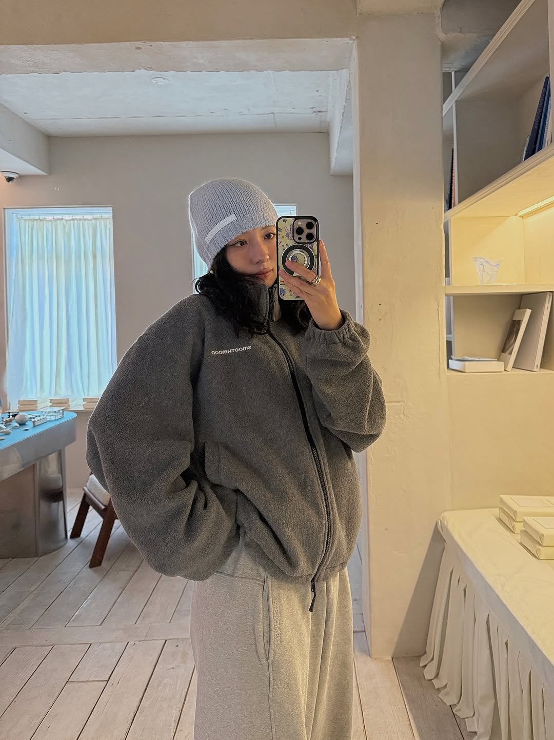 Photo shared by soso🫧 Kim dayoung on September 14, 2025 tagging @smoothmood.kr. May be an image of 1 person, hat, duffle coat, goosedown coat and sherpa coat.