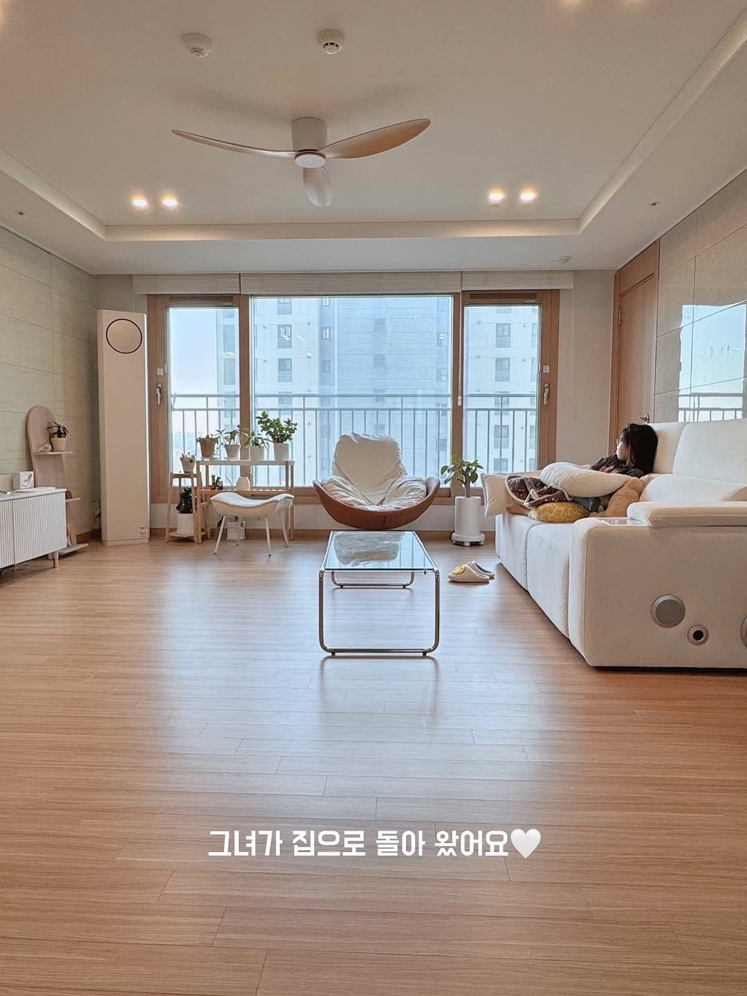Photo by 소소예 | 송은경 on January 27, 2026. May be an image of chaise lounge, indoors and text that says '그녀가 집으로 돌아 왔어요'.