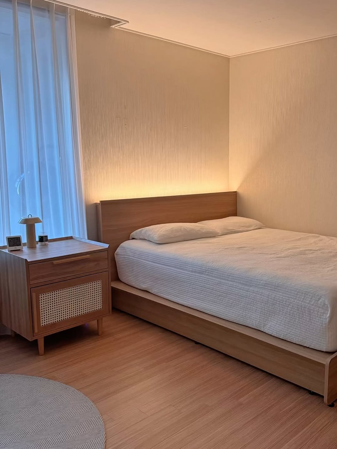 Photo by 소소예 | 송은경 on December 04, 2025. May be an image of bed, headboard, mattress, indoors, bedroom and text.