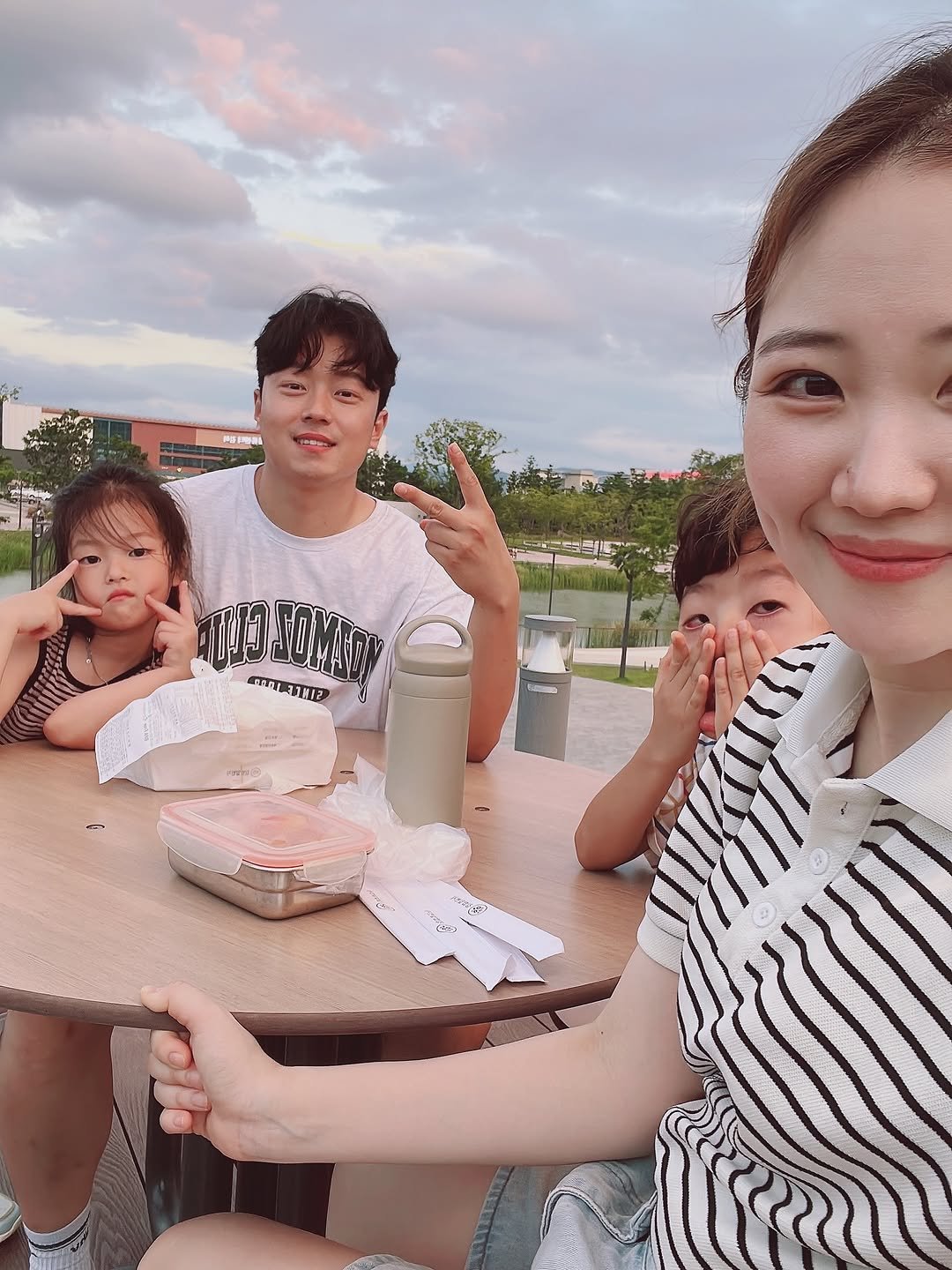 Photo by 육아 메이트 소이쌤 | 성소라 on September 06, 2025. May be an image of 3 people and text.