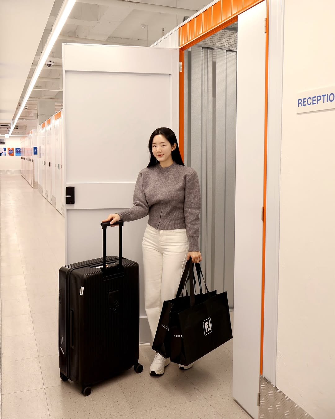 Photo shared by 소찌 on February 26, 2026 tagging @storhub_kr. May be an image of suitcase, luggage, briefcase, suit, hallway and text.