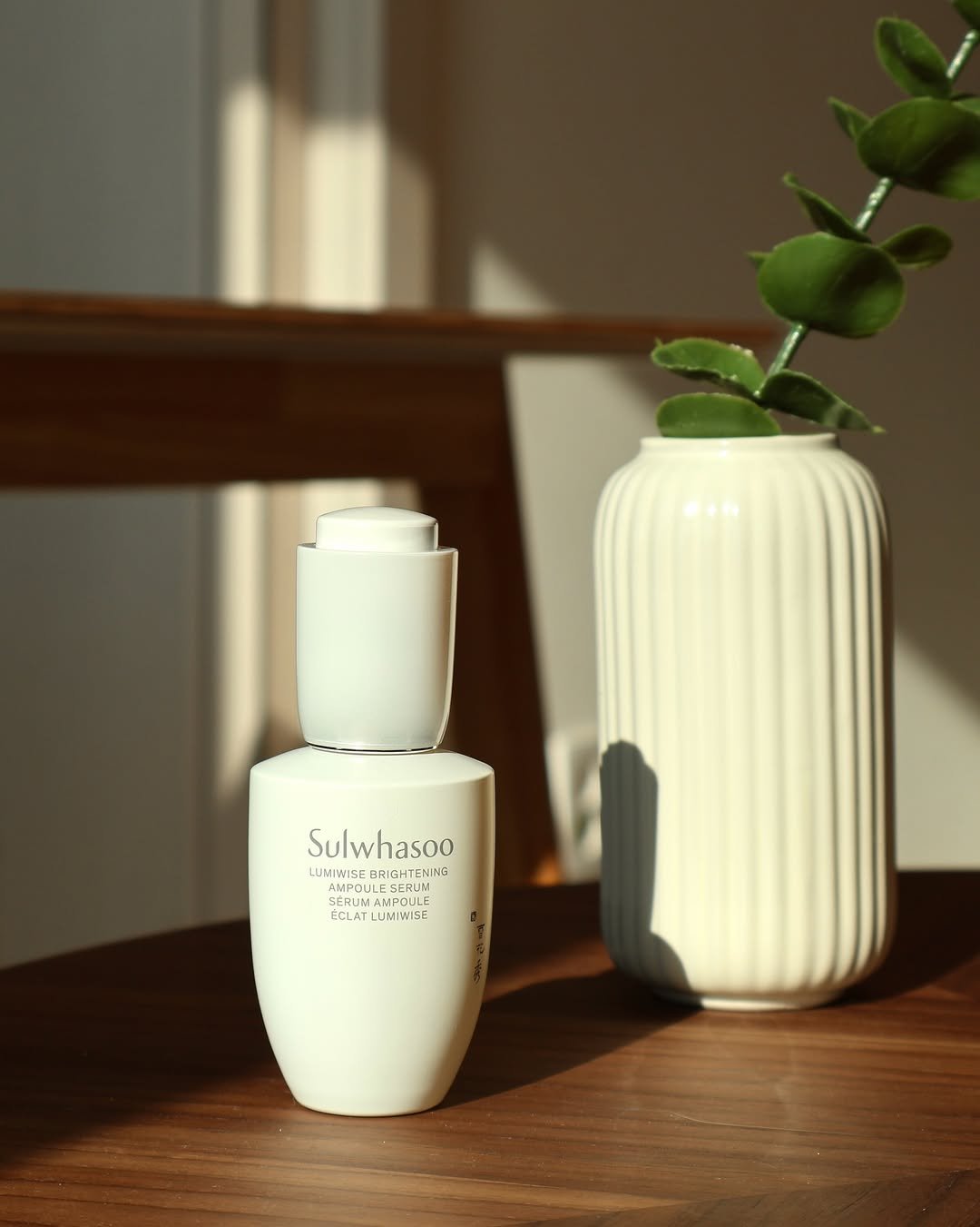 Photo shared by 소찌 on February 03, 2026 tagging @sulwhasoo.official. May be an image of one or more people, makeup, hair product, fragrance, bottle, vase, lotion, hand cream, perfume and text that says 'Sulwhasoo nasoo LUMIWISE BRIGHTENI LUMI'WISEBRIGHTENING ENIN ING RUM SERUP AMPOUL SERUMAMPO = GERUMAMI ECLAT ECL LA TLUMIWISE'.