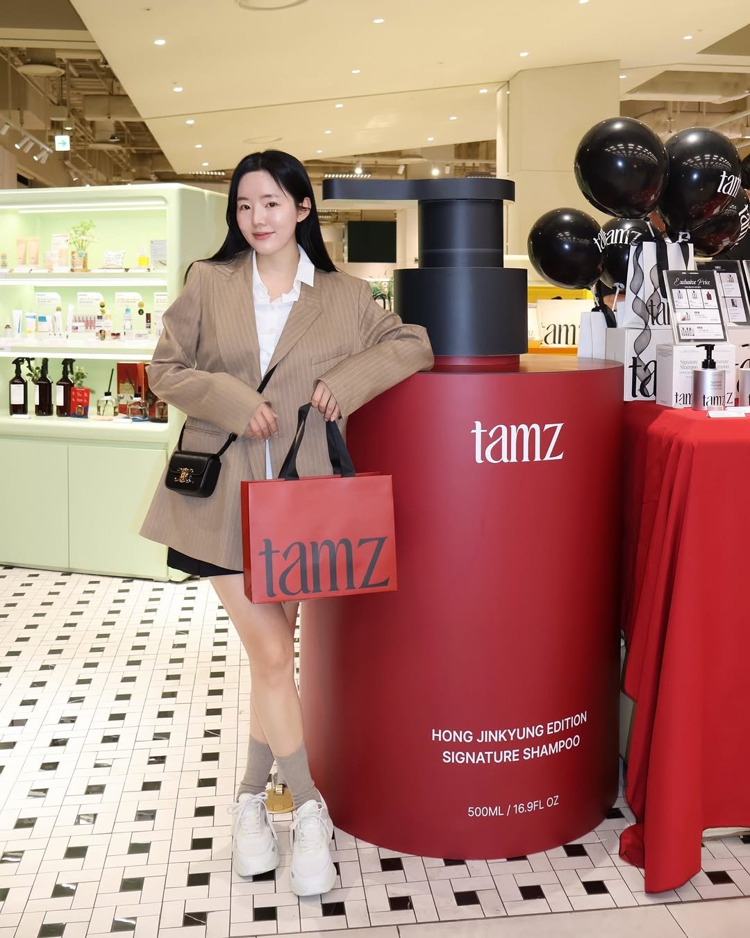 Photo shared by 소찌 on February 28, 2026 tagging @thehyundai_beclean, and @tamz.kr. May be an image of one or more people, makeup, fragrance, overcoat, hand cream, perfume and text that says 'แมกก S 'am 0 tamz tamz HONG JINKYUNG JINKYUNGEDITION EDITION SIGNATURESHAMPOO SIGNATURE SHAMPOO 500ML 500ML/16.9FLOZ 16.9FL OZ'.