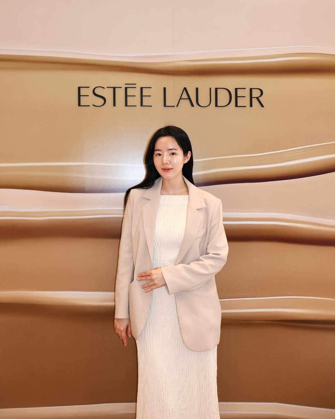Photo shared by 소찌 on February 26, 2026 tagging @esteelauderkr. May be an image of one or more people, makeup, lipstick, suit, blazer and text that says 'ESTEELAUDER ESTÉE LAUDER'.