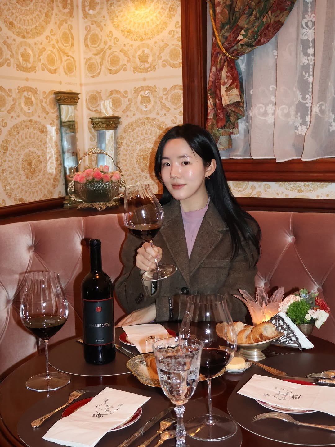 Photo shared by 소찌 on February 04, 2026 tagging @vinotq. May be an image of wine, wine bottle, wine glass, silver oak tree and text.