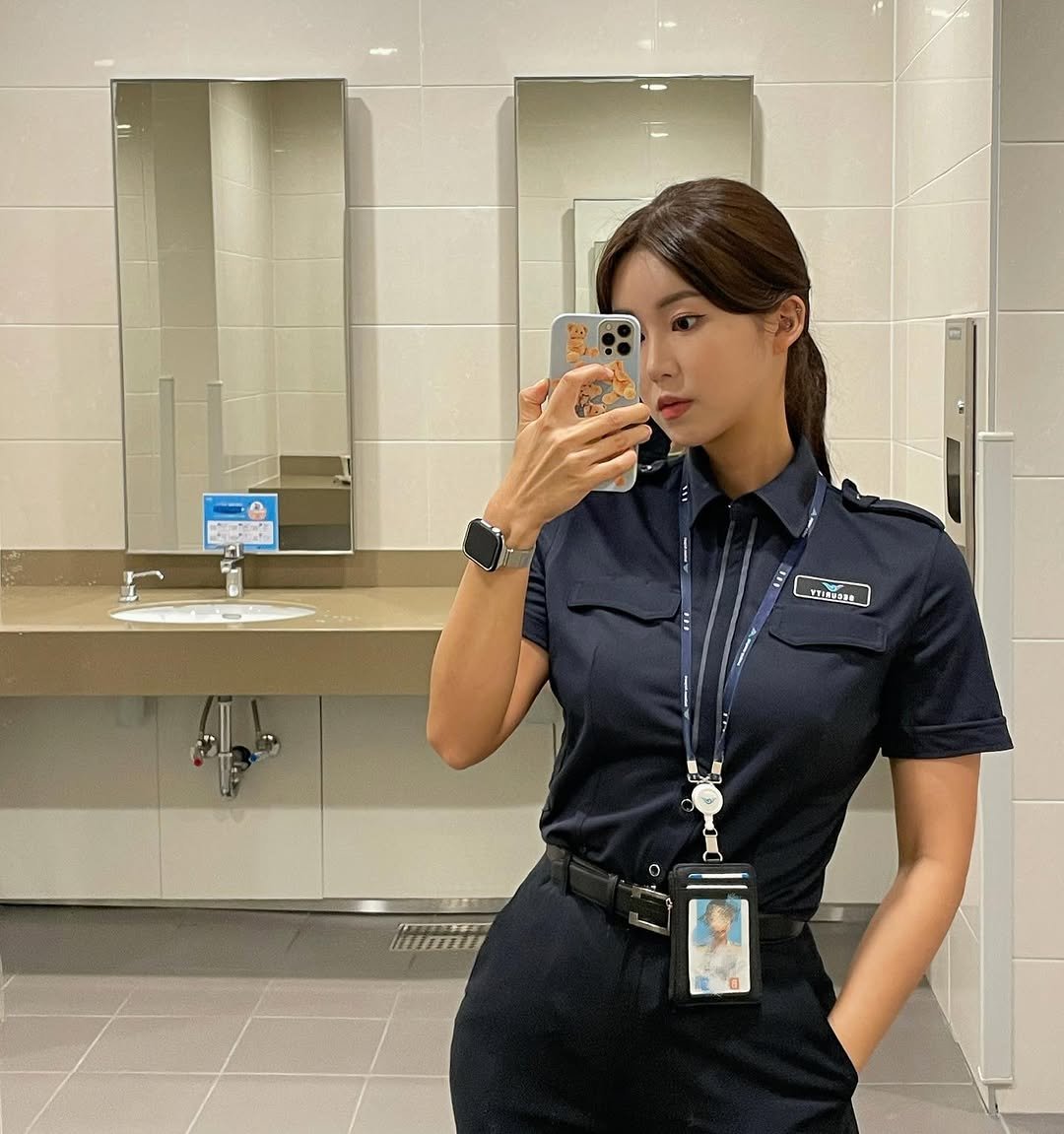 sozzi_ny 게시물 이미지: 퇴... 근 ♥️
오랜만에 제복샷이죠🙂
아침 그릭요거트 
점심 샐러드&피키 똑똑...