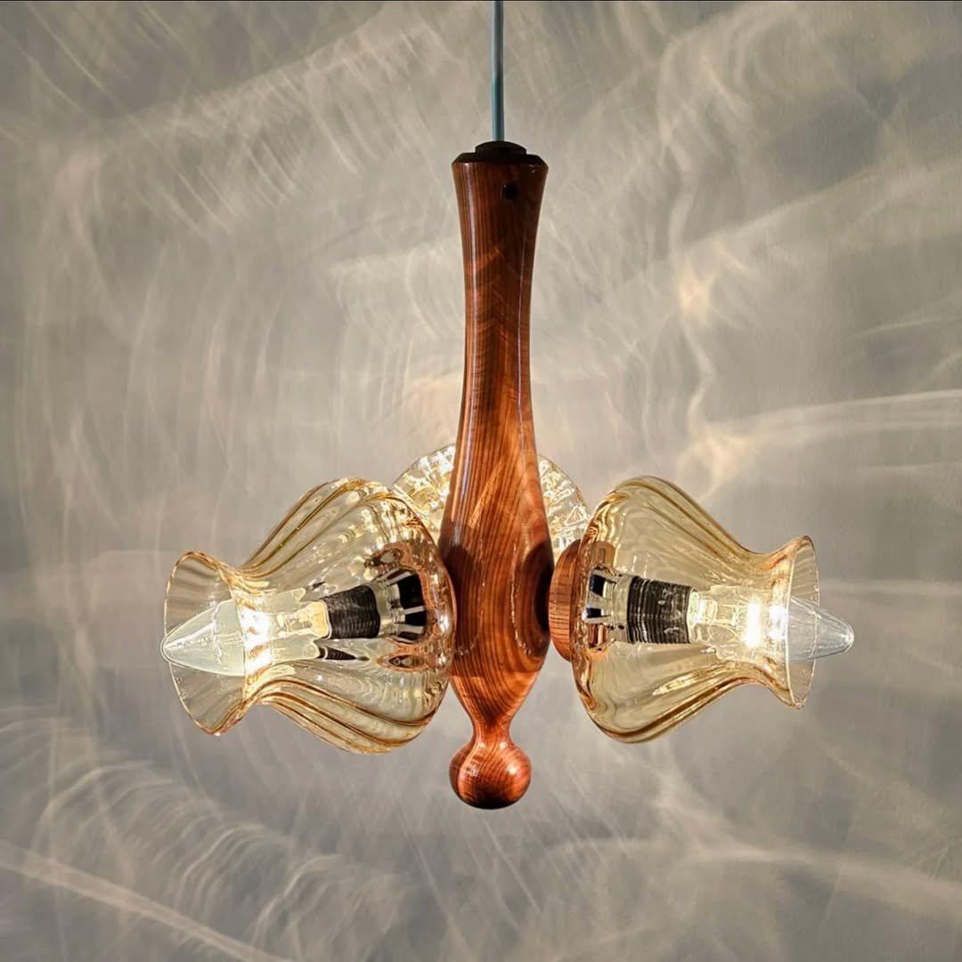 Photo by 스페이스 카우프 빈티지 / 빈티지조명.빈티지소품 on December 23, 2025. May be an image of lighting, lamp, lamp shade, lightbulb, chandelier and text.