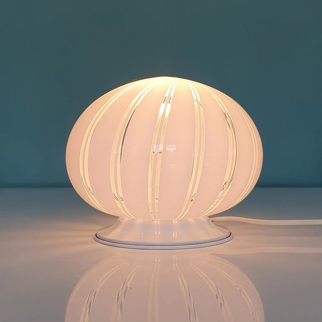 Photo by 스페이스 카우프 빈티지 / 빈티지조명.빈티지소품 on November 09, 2025. May be an image of lighting, lamp, lamp shade and text.