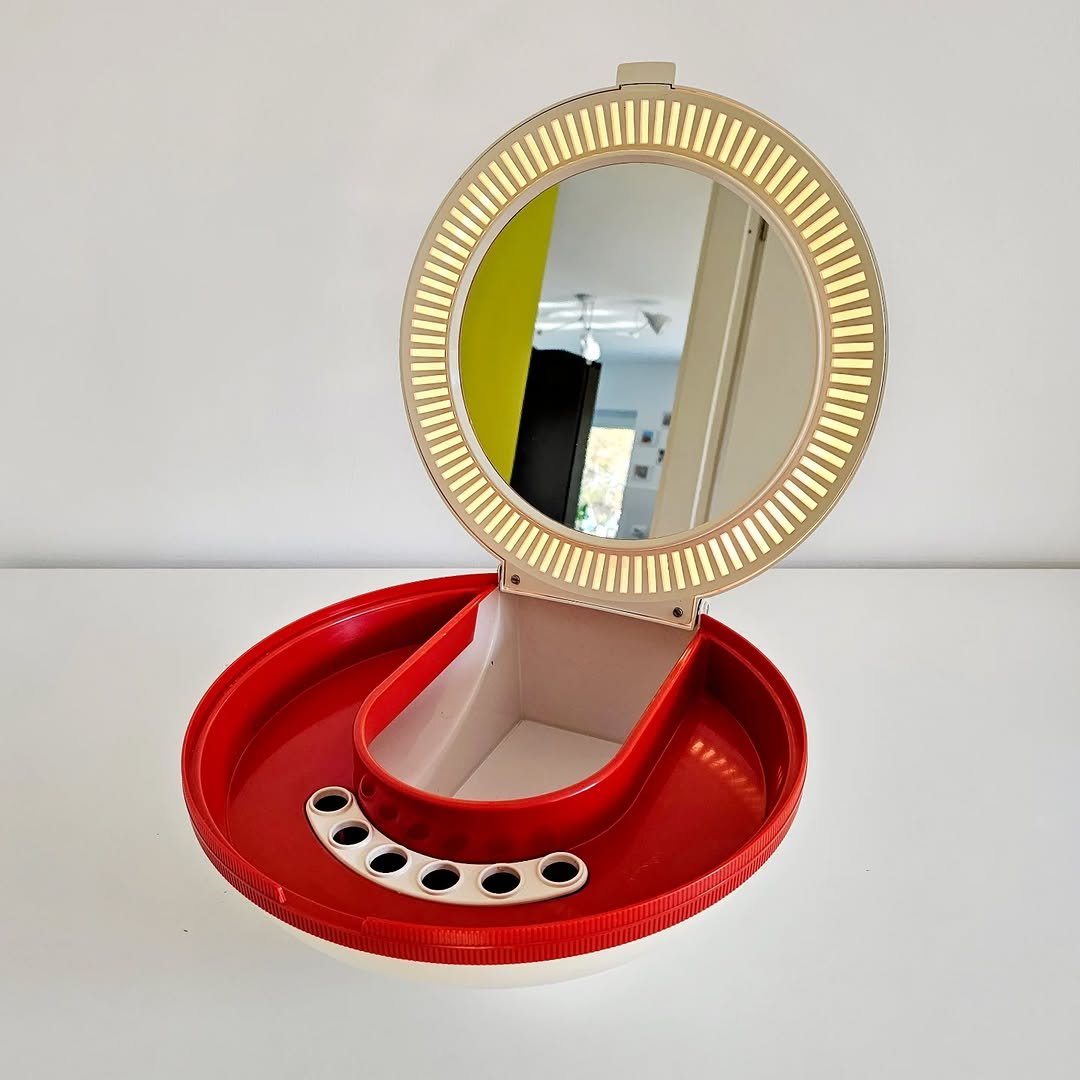 Photo by 스페이스 카우프 빈티지 / 빈티지조명.빈티지소품 on December 24, 2025. May be an image of one or more people, makeup, sink, wash basin, mirror and text.