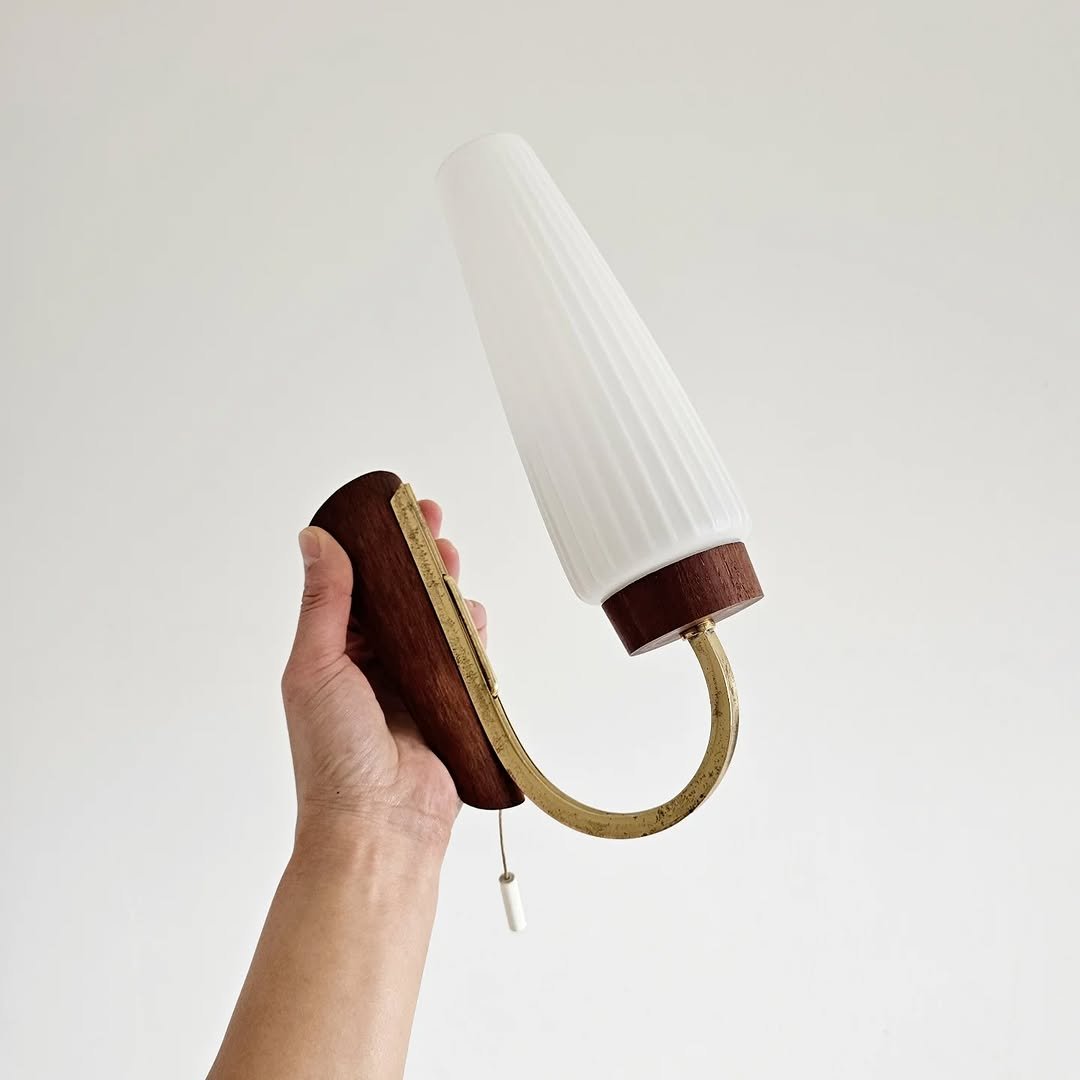 Photo by 스페이스 카우프 빈티지 / 빈티지조명.빈티지소품 on August 16, 2025. May be an image of saddle-stitched leather, leather, lamp, lamp shade and text.