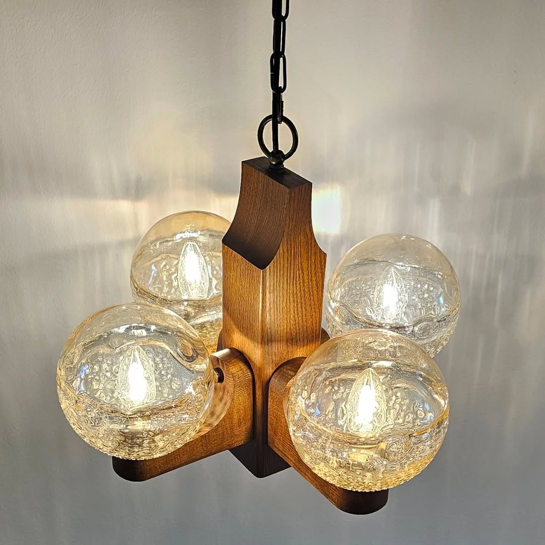 Photo by 스페이스 카우프 빈티지 / 빈티지조명.빈티지소품 on December 26, 2025. May be an image of lighting, chandelier, lamp, lightbulb, lamp shade and text.