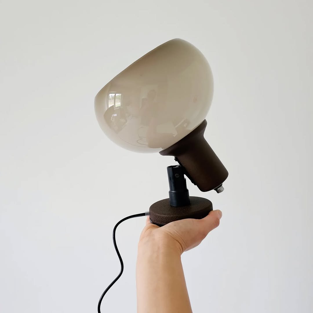 Photo by 스페이스 카우프 빈티지 / 빈티지조명.빈티지소품 on October 04, 2025. May be an image of lighting, hair dryer, lamp, lightbulb, lamp shade and text.