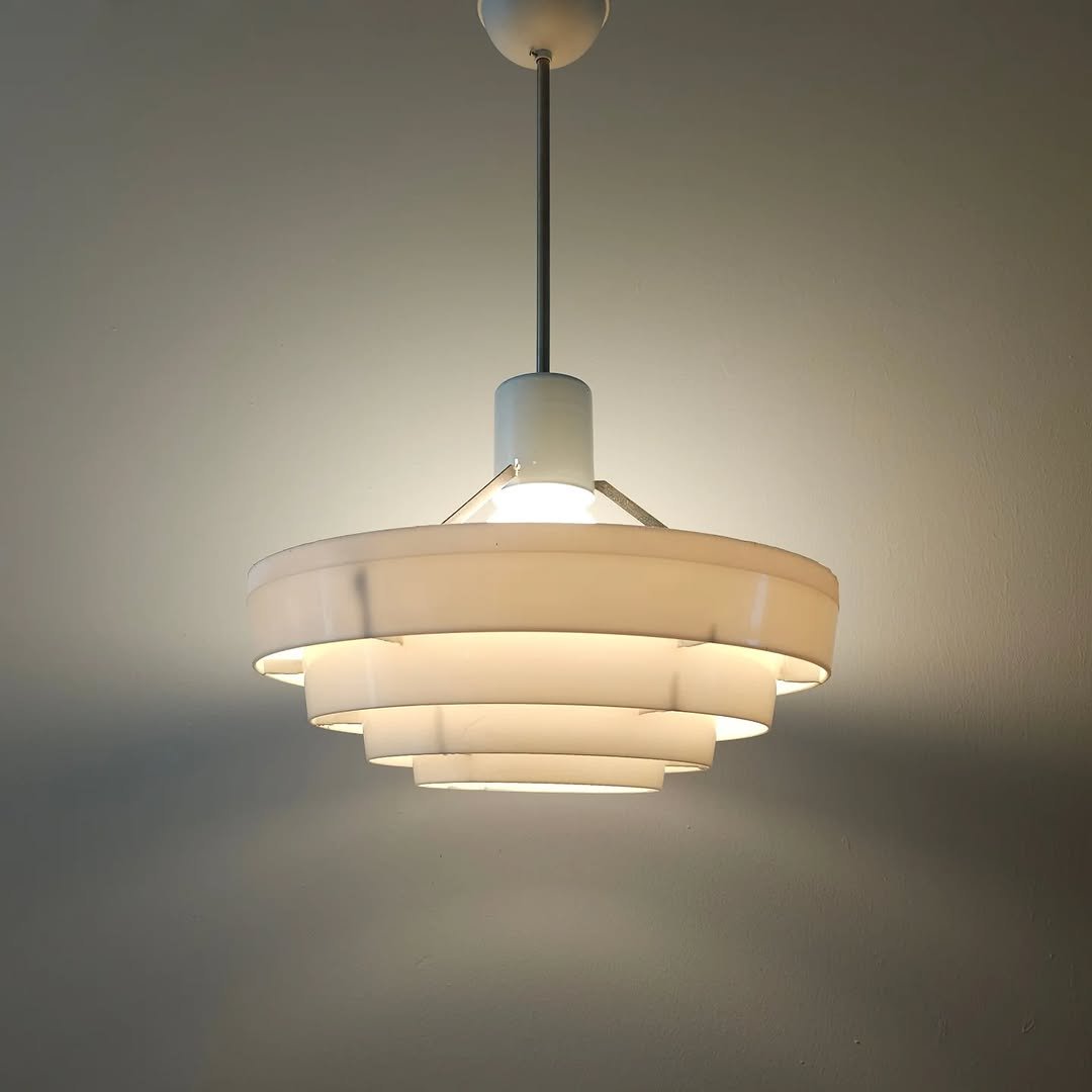 Photo by 스페이스 카우프 빈티지 / 빈티지조명.빈티지소품 on August 05, 2025. May be an image of lighting, lamp, lamp shade, lightbulb, chandelier and text.