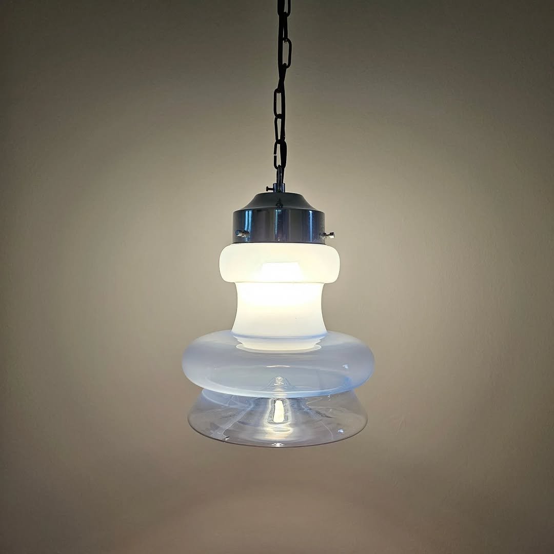 Photo by 스페이스 카우프 빈티지 / 빈티지조명.빈티지소품 on November 13, 2025. May be an image of lighting, lamp, lightbulb, lamp shade, chandelier and text.