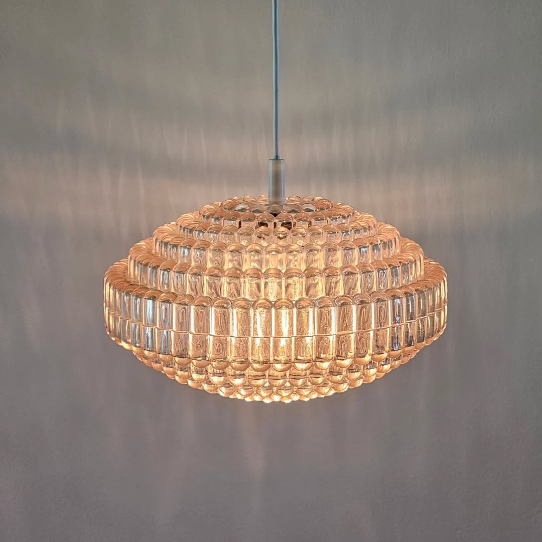 Photo by 스페이스 카우프 빈티지 / 빈티지조명.빈티지소품 on February 19, 2026. May be an image of lighting, macrame, chandelier, lamp shade, lightbulb and text.