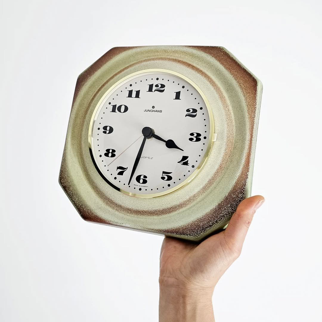 Photo by 스페이스 카우프 빈티지 / 빈티지조명.빈티지소품 on January 01, 2026. May be an image of wrist watch, timer, pocketwatch and text.